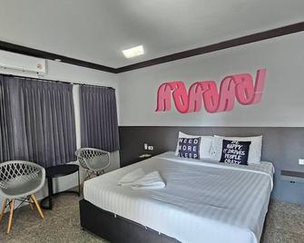 Paramount Palace Hotel Dannok - Sadao - Bedroom