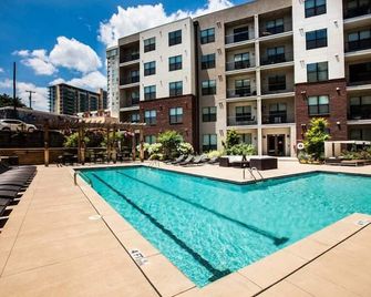 Perfect Location Studio In The Gulch! - נאשוויל - בריכה