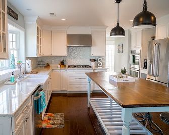 Gorgeous pano views, Beach Front Access and hot tub! Your peaceful escape! - Milford - Cocina