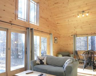 Family Friendly Rustic Newly Renovated Cabin Abutting The White Lake State Park. - Tamworth - Living room