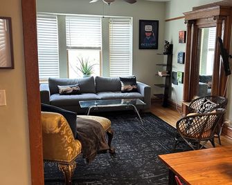Dorothy's - Chicago - Living room