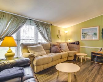 Beachy Lewes Home w/ Outdoor Shower & Fire Pit! - Long Neck - Salon