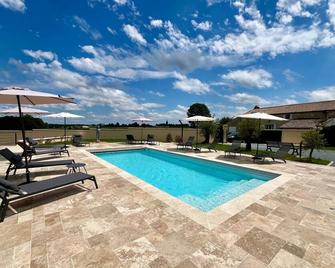 La Salargue - le Repaire de Maltus 'Gîtes & Spa' - Lussac - Pool