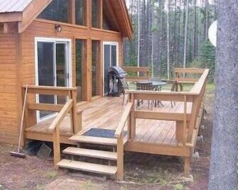 Luxury Mountain Cabin. Minutes from East Glacier and Essex - 埃塞克斯 - 天井