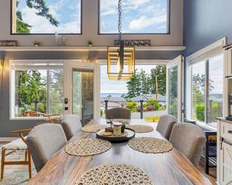 Polnell Point Lookout by AvantStay Water Views Hot Tub Large Patio - Oak Harbor - Dining room