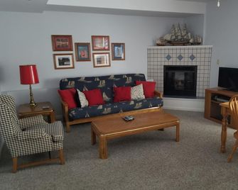 Great for large groups, sleeps 20 , Fontana on Geneva Lake - Fontana-On-Geneva Lake - Sala de estar