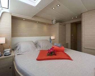 USVI Yacht Vacation with Captain & Chef for up to 10 guests - Saint Thomas Island - Bedroom