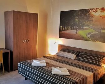 Hotel Bed & Bike - Cesena - Schlafzimmer