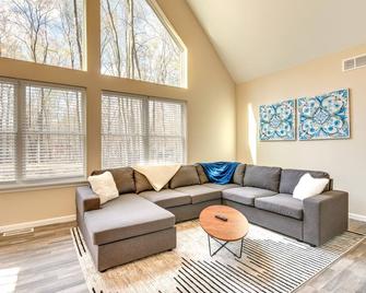 Hike and Ski Pocono Lake Home with Community Perks! - Pocono Pines - Living room