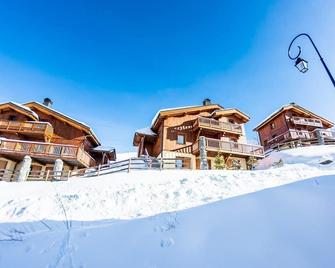 Luxury chalets (12p) 5 bed- and 3 bathrooms. Center of Saint François Longchamp with ski-in & out. - Saint-François-Longchamp - Building