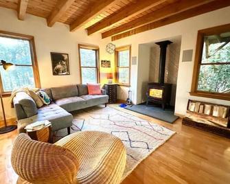 Catskills Retreat on 10 Acres w/ Private Creek - Olivebridge - Living room