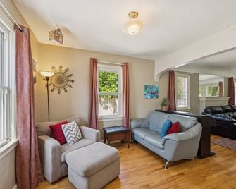Charming Home Near Unc & Dt Greeley Home - Greeley - Living room