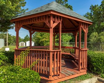 Quality Inn Fayetteville near Fort Bragg - Fayetteville - Binnenhof