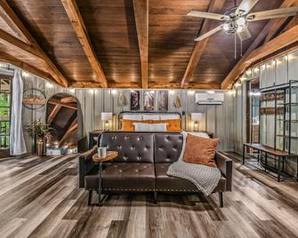 Light'n Bug Bungalow cabin - Townsend - Living room