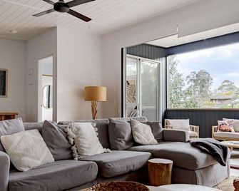 Wild and Seek at Mollymook Beach - Narrawallee - Wohnzimmer