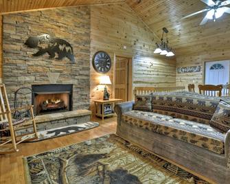 The Waters Edge Game room creek access firepit and tons of outdoor space - Copperhill - Living room