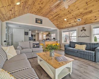 Charming Modern Cottage on Houghton Lake! - Houghton Lake - Living room