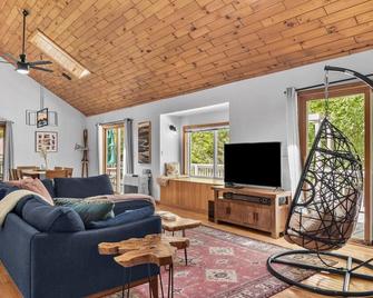 Private 3 Bedroom Cottage 5 minutes to Belleayre - Highmount - Living room