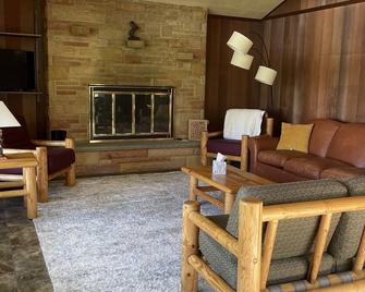 Sitting on the Back of the Bay - Brimley - Living room