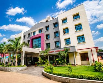 Max Hotels Jabalpur - Jabalpur - Gebouw