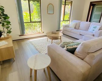 Comfort & Convenience Entire South Bunbury home ~ Families/Workers ~Netflix~Wifi - Bunbury - Living room