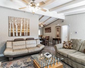 The Perfect Vacation Spot Near Six Flags Magic Mountain - Santa Clarita - Living room