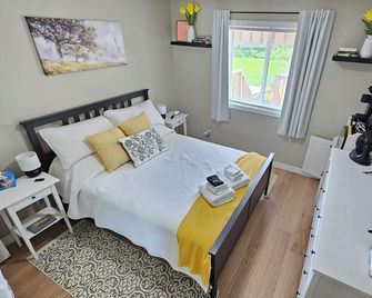 Family Friendly 3 Bedroom Unit - Close to Downtown Kingston! - Kingston - Bedroom