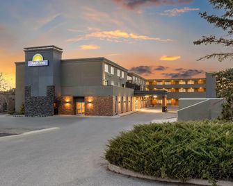 Days Inn by Wyndham Airdrie - Airdrie - Κτίριο