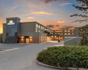 Days Inn by Wyndham Airdrie - Airdrie - Gebouw