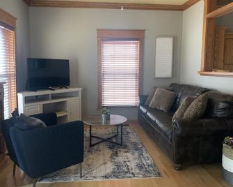 The Monroe House - Great Bend - Living room