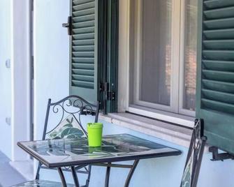 For rent 2 rooms located 5 minutes from the historic center and the first beach. - Maratea - Balkon