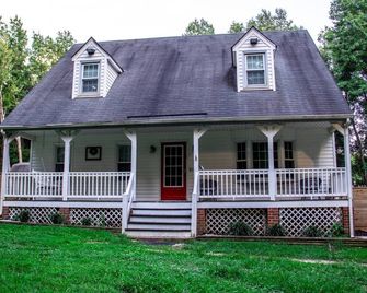 Virginia poolside Oasis: your Woodland Escape - Chesterfield - Building