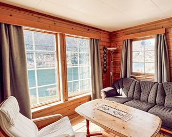 Holiday home with garden, barbeque & terrace | Mountain view - Balestrand - Sala de estar