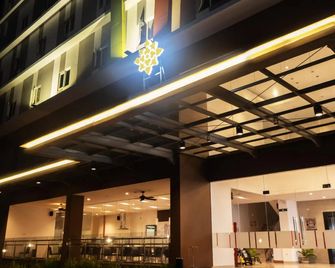 Lynn Hotel Serang - Serang City - Building