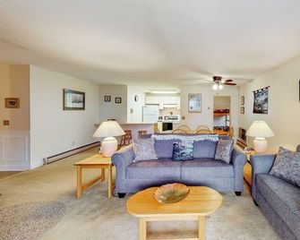 Getaway with a fireplace, washer/dryer, cable, pool, & golf nearby - Ludlow - Sala de estar