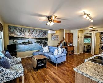 Grindstone Island Getaway-My Reverie, Private, Waterfront, 1000 Islands - Clayton - Living room