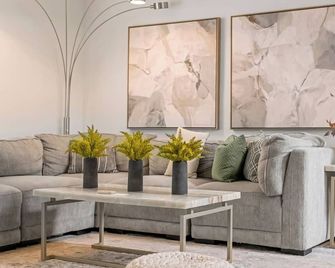 Modern, spacious, comfy! Minutes to Red Rock, Golf, Tivoli Village and the Strip - Las Vegas - Living room