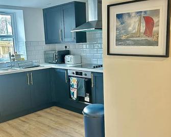 Spacious and Stylish Flat in Trowbridge, Wiltshire - Trowbridge - Kitchen