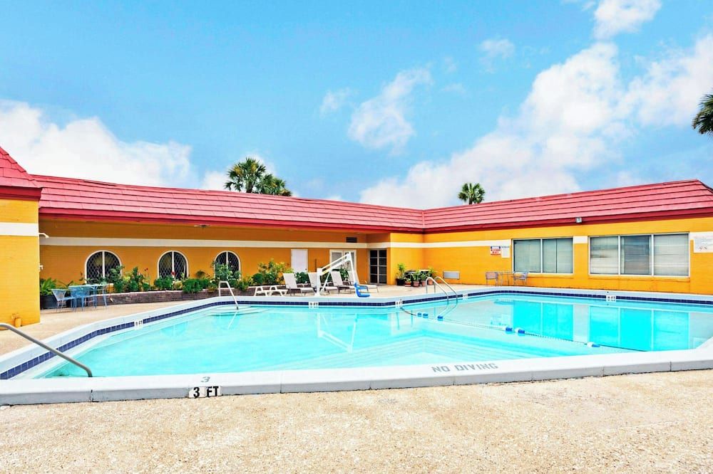 Magnuson Hotel Jacksonville Downtown - ג'קסונוויל - בריכה