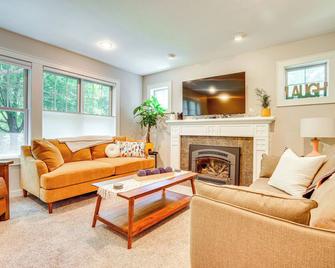 Charming Taylors Falls Home W/ Deck, Fire Pit - Saint Croix Falls - Sala de estar