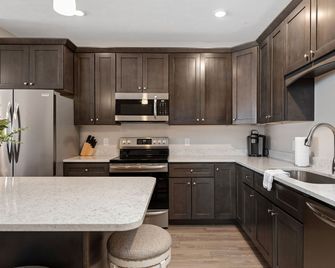 539 Bay St. Lake View Condo Unit 104E - Traverse City - Cocina