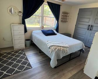 Family-Friendly 3 Bedroom 2 Bathroom home near Tarpon Springs - Holiday - Bedroom