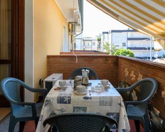 Nice Apartment In Comacchio With Wifi - Comacchio - Balkón