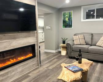 Modern Rustic Charm Apartment. Quiet setting. Only a 4 minute drive to downtown! - Napanee