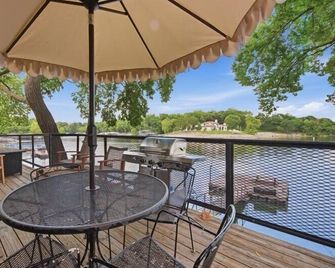 Lakefront Luxury w/ Dock, Great Location! - Vinita - Balcon