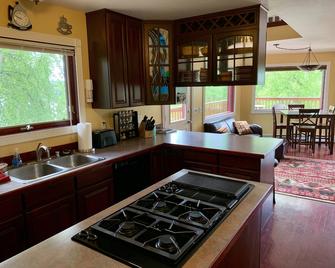 Nancy Lake Villa - Lakefront Luxury! - Willow - Cocina