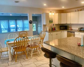 Heart of town full house with large yard and ample parking - Sylvan Beach