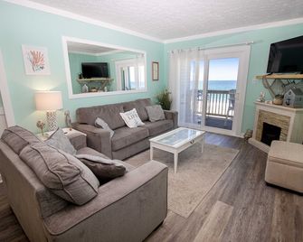 Oceanfront, Community Pool And Beach Walkway! Kd220, Feelin Nauti - Kill Devil Hills - Living room