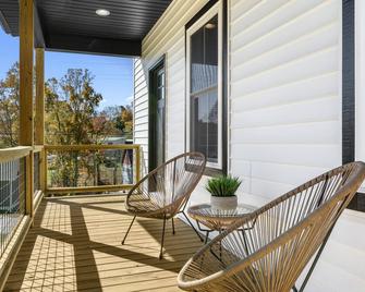 Bradford by AvantStay 10 Minutes to Downtown - Asheville - Balcón