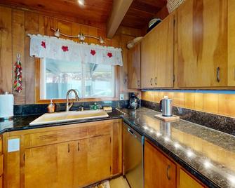 Sands End - Yachats - Kitchen